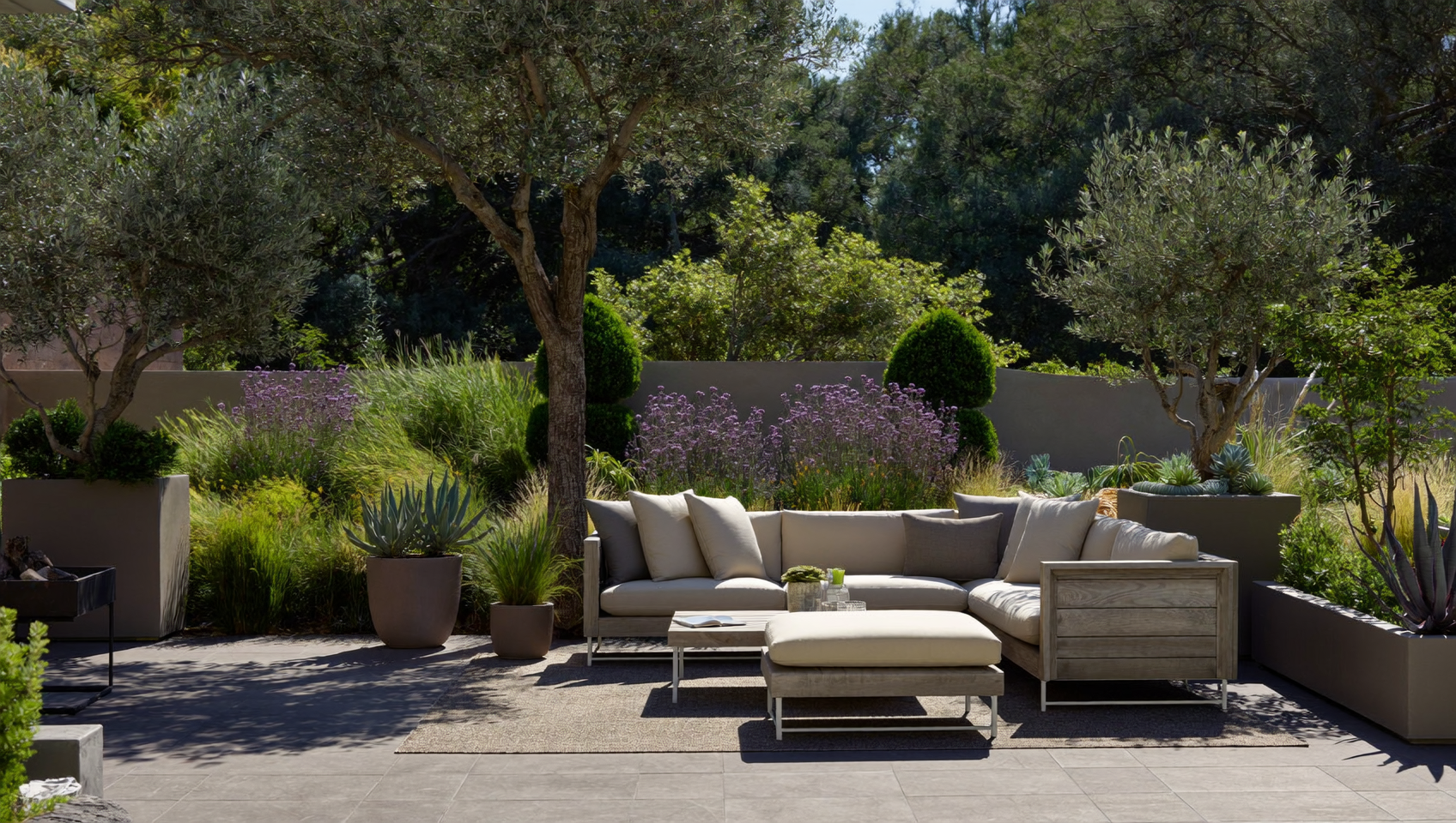 Arredare il Giardino con Stile: Soluzioni e Consigli romadesignpiu.it